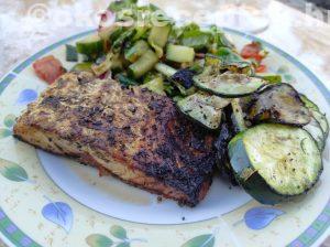 Grillezett lazac, grillezett cukkinivel és nyári salátával