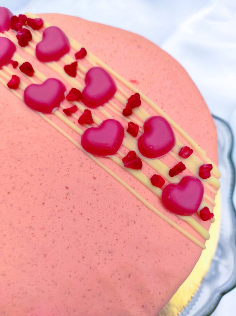 Fehércsokis-málnás macaron torta Valentin-napra