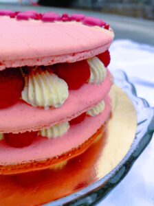 Fehércsokis-málnás macaron torta Valentin-napra